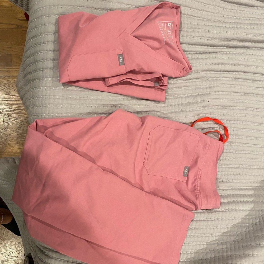 Women a Figs Livingston pant and top. Worn ONE time